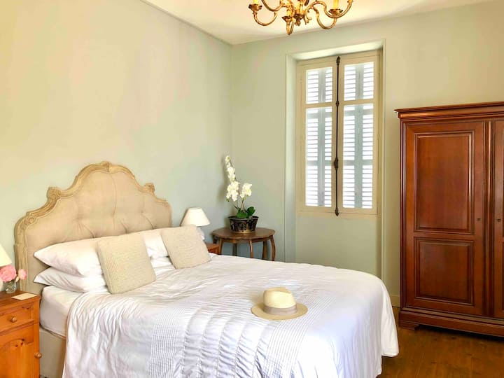 חדר השינה הראשי הכפול נמצא בקומה הראשונה ויש בו מיטת קינג סייז מג'ון לואיס, ארון בגדים כפול גדול, שידת מגירות גדולה ושולחן הלבשה עתיק.  יש לו גישה פרטית, מוגנת על ידי וילון, לחדר הרחצה הראשי. 