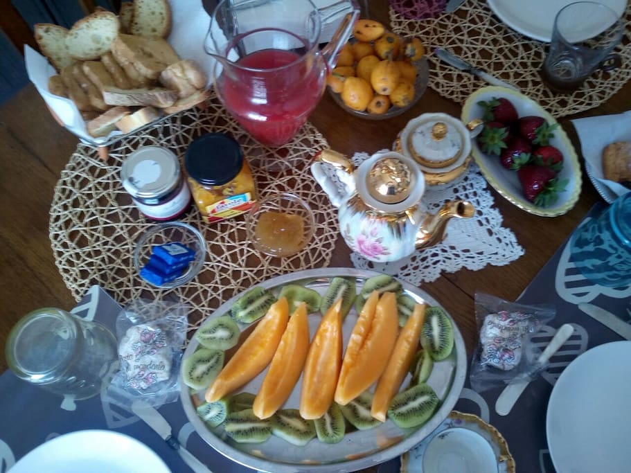 colazione con prodotti freschi locali selezionati