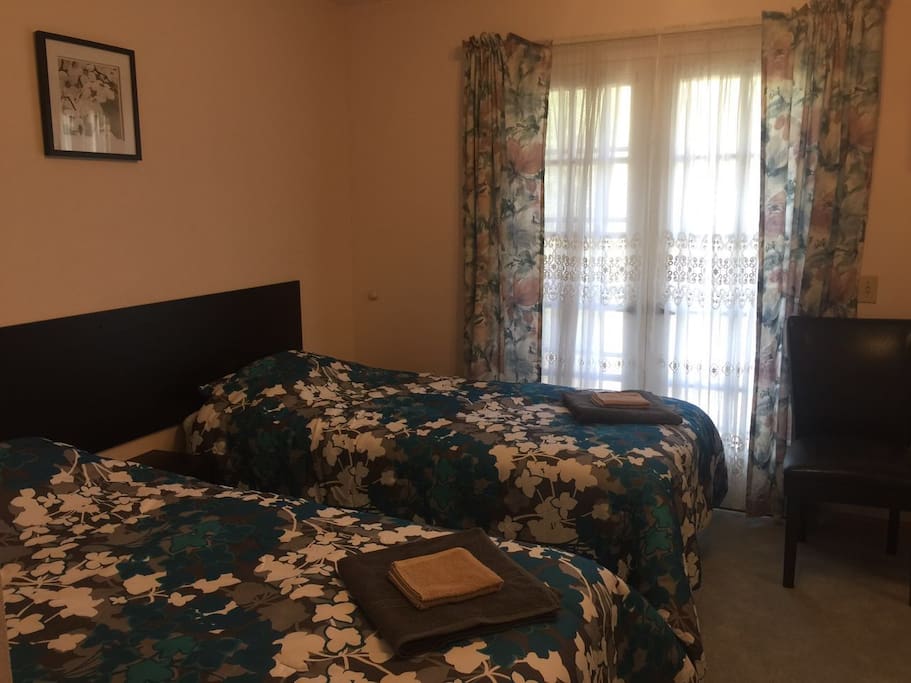 Room B (two twin beds)