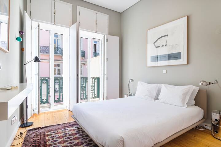 Distinct 2 bed in downtown with aircon gallery image 2