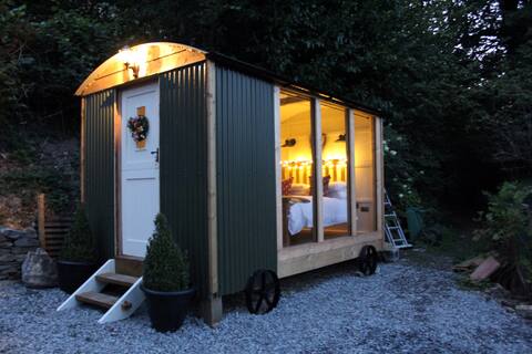 BUTTERCUP COTTAGE with private Hot Tub