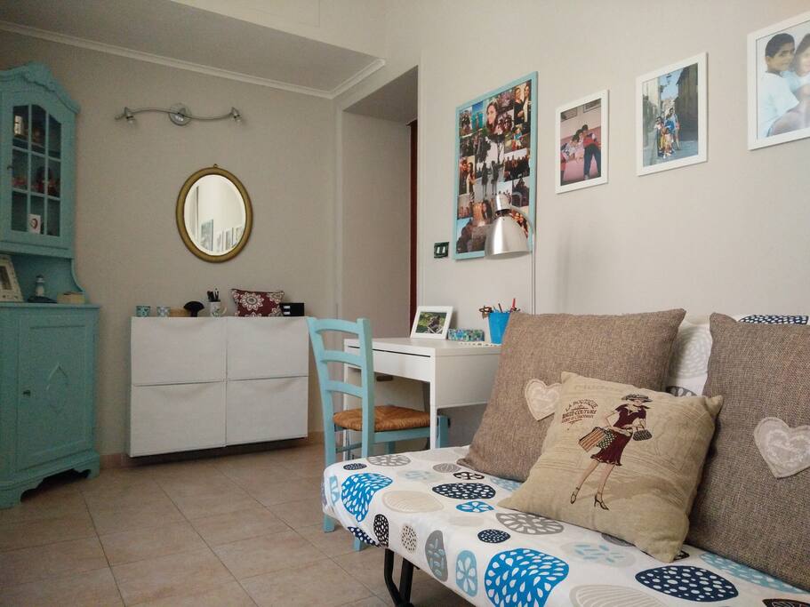 Camera con divano letto