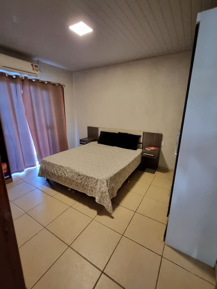 Spavaća soba 2 - bračni krevet, ormar, kupaonica (en-suite), klima-uređaj.