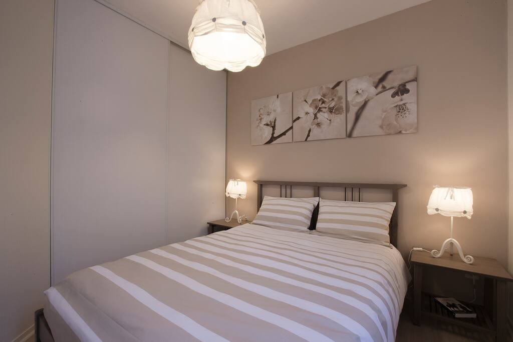 Chambre avec rangements