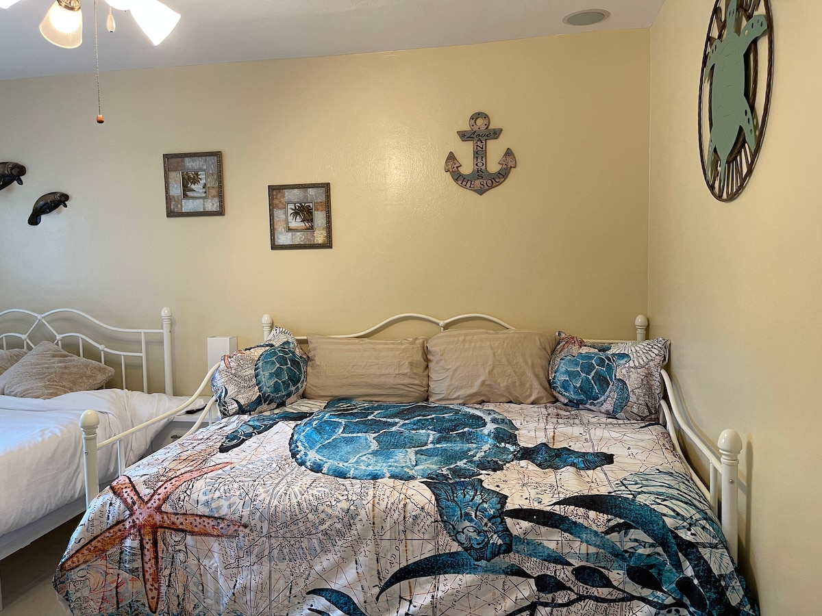 Дневен кревет со целосна големина со двоен кревет на тркала под него. Тони опции за спиење!