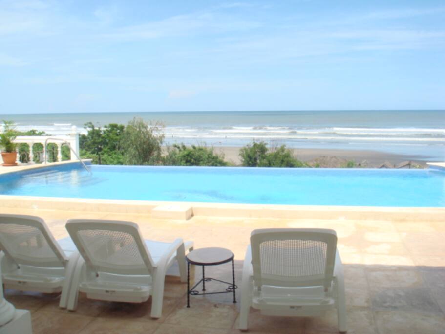 The large pool has a platform for sunbathing, with 08 padded seats for comfort of visitors, with its infinity edge at 18 meters above sea level, gives a very nice panoramic view of the ocean, where the sea and the pool edge shows the effect of continuity, very pleasant for swimmers and people enjoying their visit.
It measures 11 x 5 meters in length and width and depth respectively has only 1.40 meters, avoiding dangerous situation with small children.
Also you can use the small pool attached to a rocky tasteful design enjoying the waterfall to delight boys.
The social area of the pool is equipped with sunbathing beds, it has also its table and umbrella, as well as chairs for visitors.
