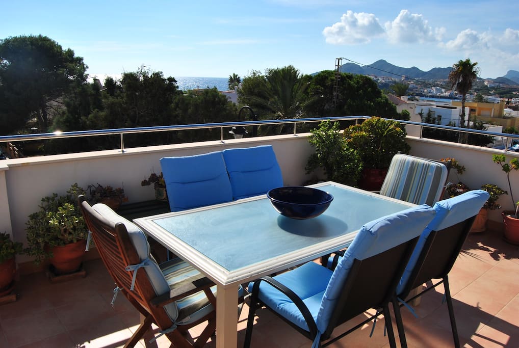 Maravillosa terraza con vistas a los mares que rodean el Cabo. Al fondo, Cala Flores y las montañas de Calblanque.