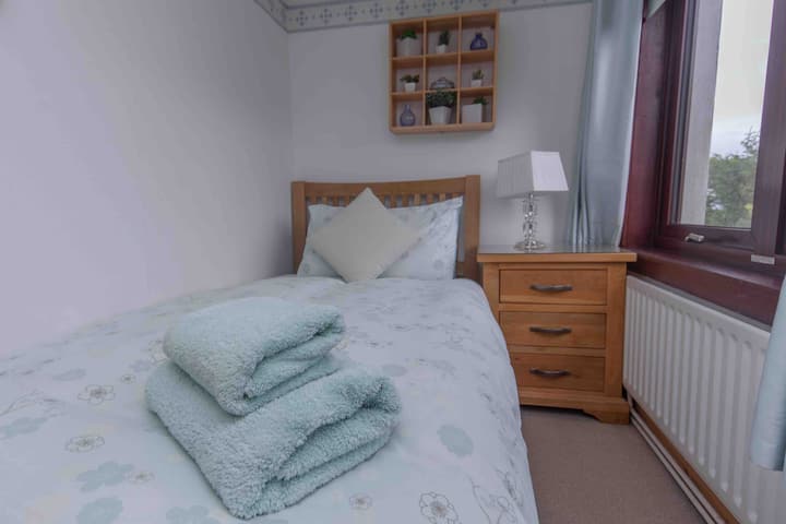 חדר שינה יחיד בקומה הראשונה. 