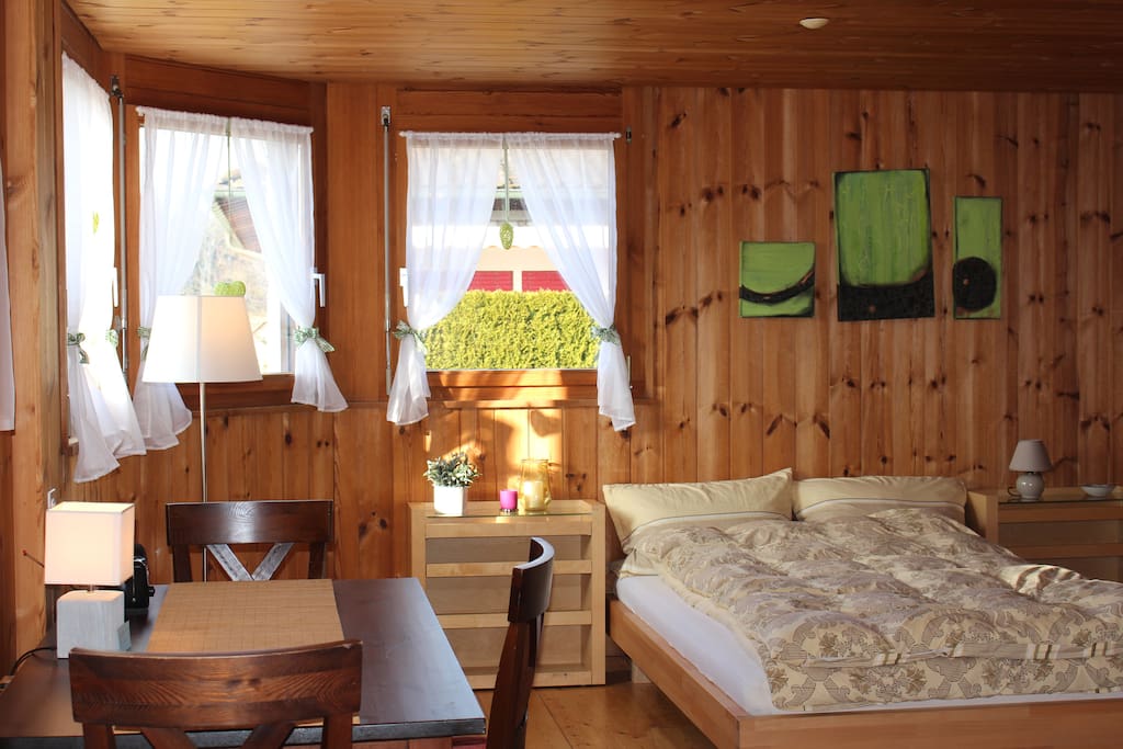 Das Bett ist 1,6m x 2m groß und verfügt über einen hochwertigen Rost und eine sehr gute Matratze