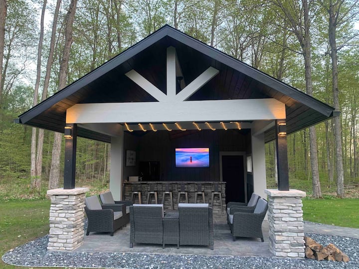The 19th hole at Crystal Mt 5 bedroom 24hr shuttle