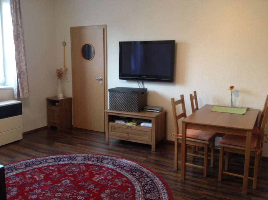 tv, dining table/jídelní stůl