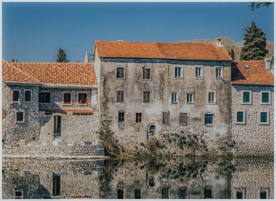 Castello house with terrace / left