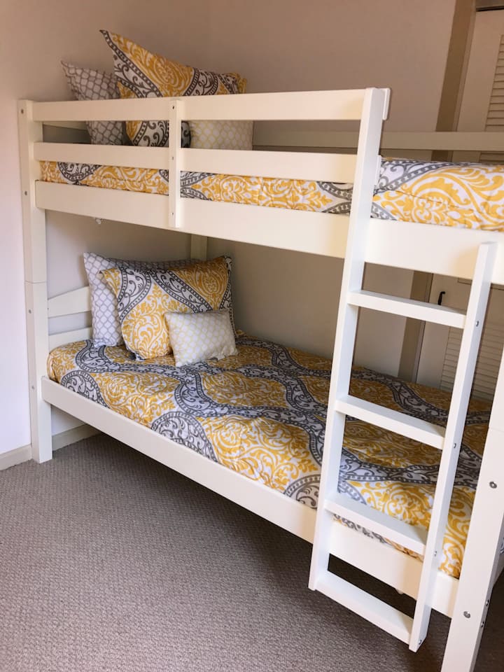 na poschodí spálňa s oddelenými posteľ