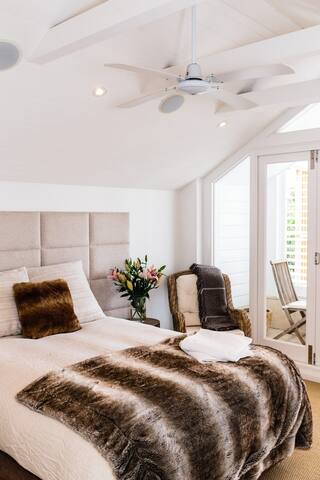 Views, en-suite bathroom, longer stays negotiable