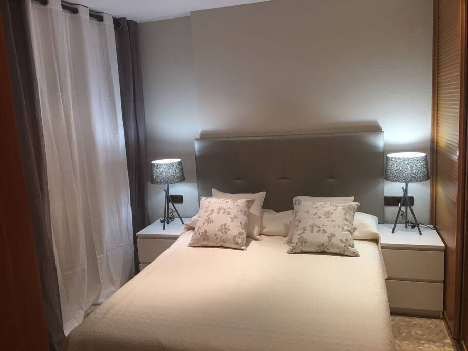 Cama nueva de 150, colchón biscoelastico de gran grosor, somier de láminas con amortiguación de caucho independiente a cada lamina.