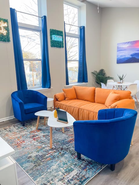 ⭐️Abstract apartment w/high ceilings in Shelton!⭐️