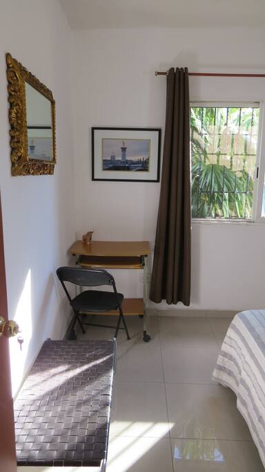 A dos cuadras del parque ecològico Kabàh, de acceso gratuito, ideal para correr y observar aves. Two blocks away from Kabàh, ecological park where you can go jogging or bird watching.