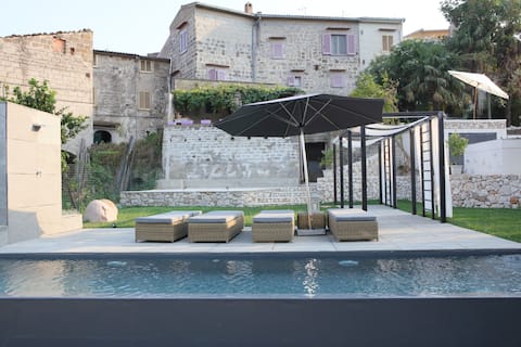 Family house with pool in rural Italy