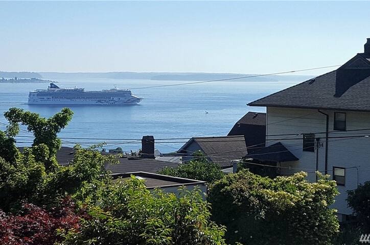 Modern Luxury Water View: 7 min to Cruise/Downtown gallery image 4