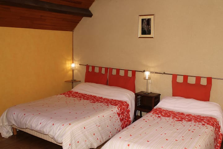 غرفة في الطابق العلوي