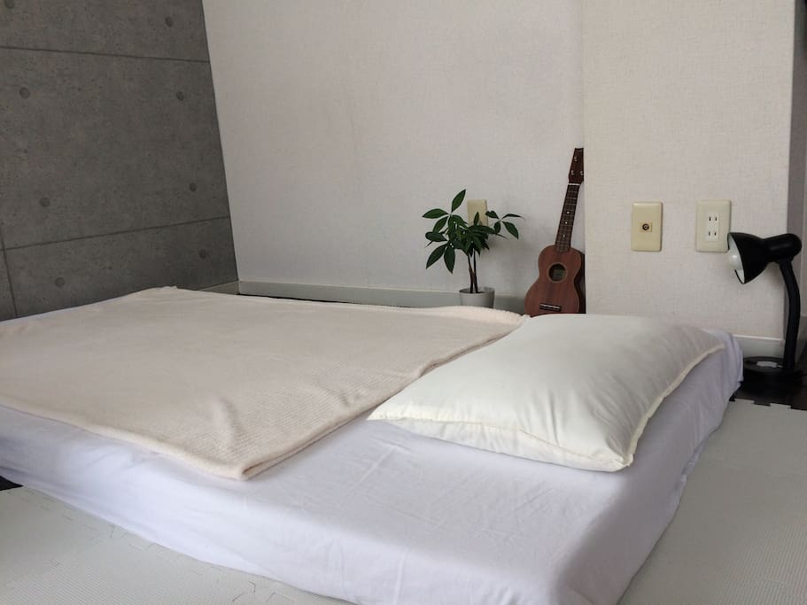 寝床(布団)
Sleeping area (Futon)