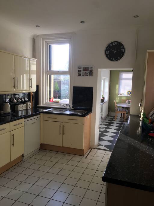 Airy Kitchen with breakfast room