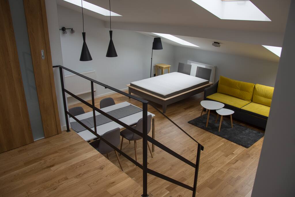 Duże podwójne łóżko oraz rozkłada sofa. Pościel, poduszki, kołdrydlaGości.