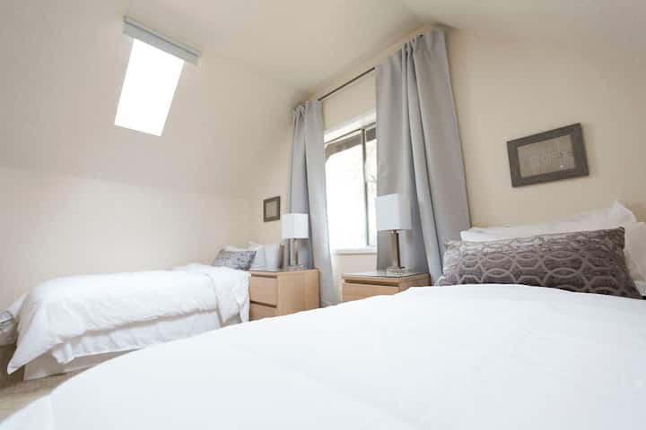 שתי מיטות יחיד בקומה העליונה של הבית. 