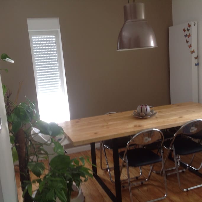 Salon avec table en bois massif pouvant accueillir 6 personnes. ( 1 chaise haute bébé disponible )