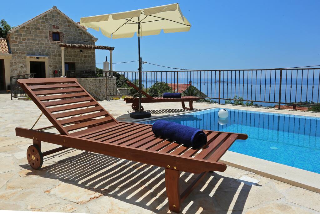 Swimming pool& sea view