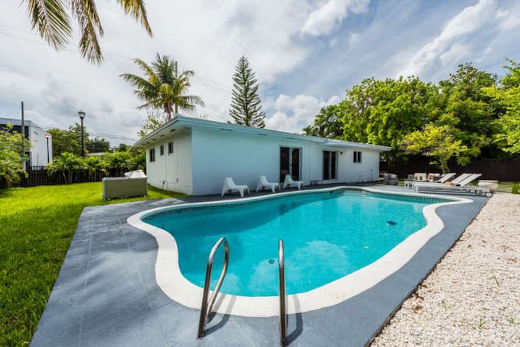 Pool House Close to the Miami South Beach - $274
