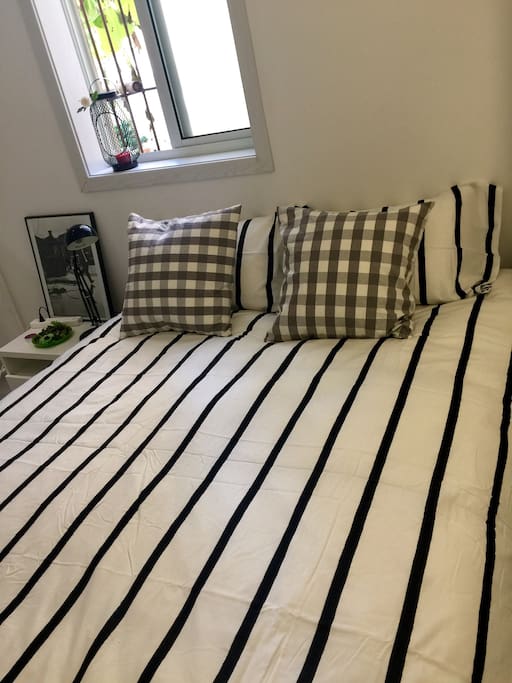 King size bed-super comfy and clean 超大软床-干净温暖