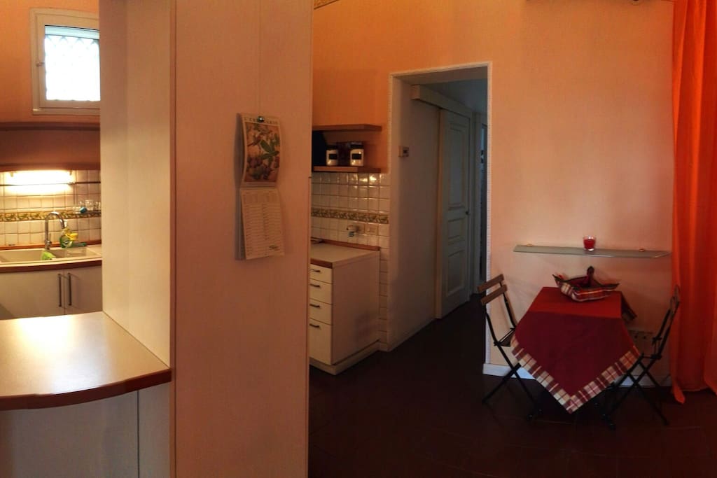 L'appartamento dispone di una spaziosa cucina a disposizione dei nostri ospiti per consumare i loro pasti e dove viene servita la colazione.