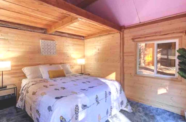 Kitanda cha malkia ndani ya nyumba ya ghorofa iliyojitenga.