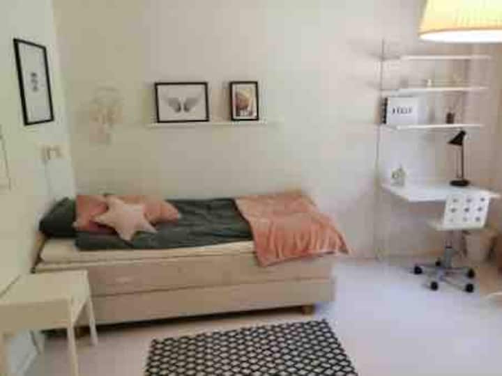 ห้องนอนพร้อมเตียง 1 หลัง