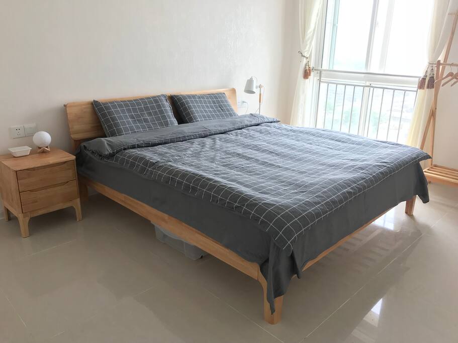 主卧1.8米床,挂衣架