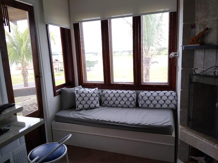 Sofá cama - lado de la ventana.