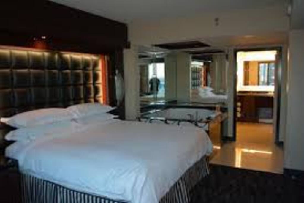 King bed with deep soaking, jetted tub.