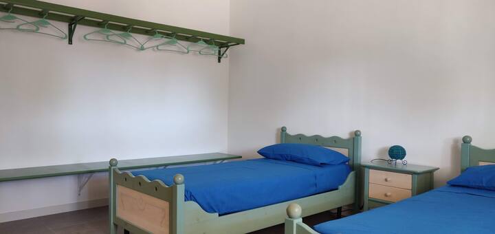 Dormitorio con camas individuales y sofá cama