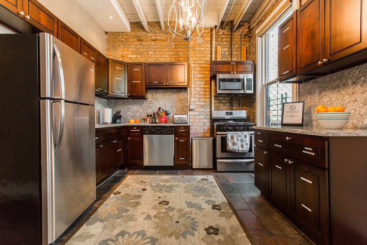 6BR/4BA Victorian Greystone Near Downtown Chicago gallery image 3