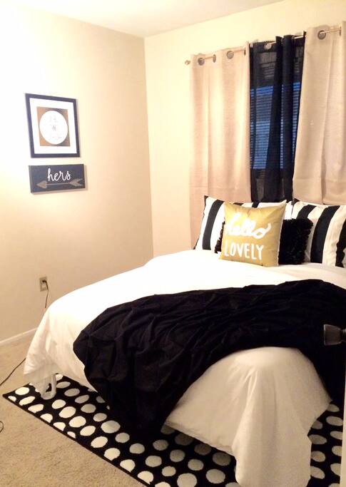 Small but cozy and quaint with new bed and cute decor.