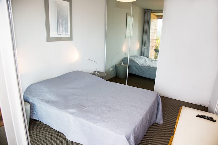 dormitorio 1 + vestidor detrás de espejos