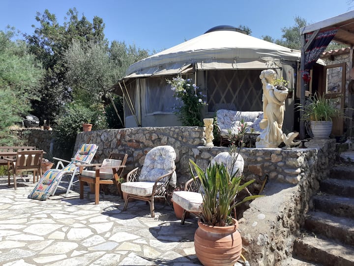 Yurt with lovely garden of 2500m2 with view to sea