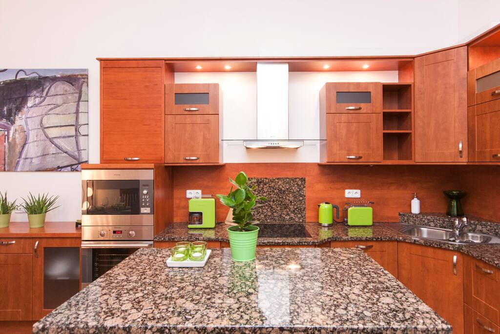 SPACIOUS WELL EQUIPPED KITCHEN