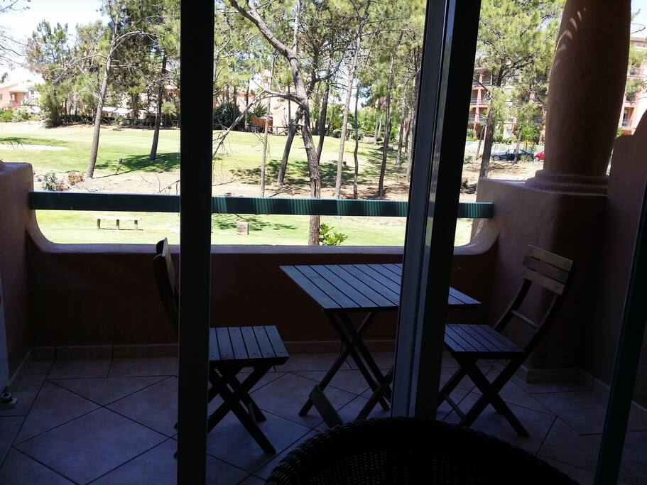 terraza del salon vistas campo golf