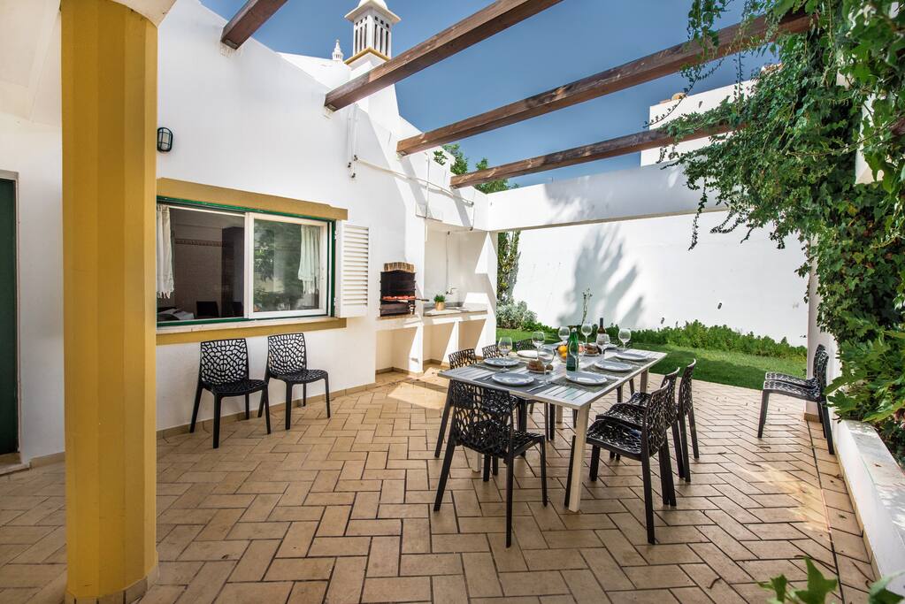 Villa Albufeira LS212 in the center of Albufeira, 10-persons family villa with private pool at 1 km from the main beach.