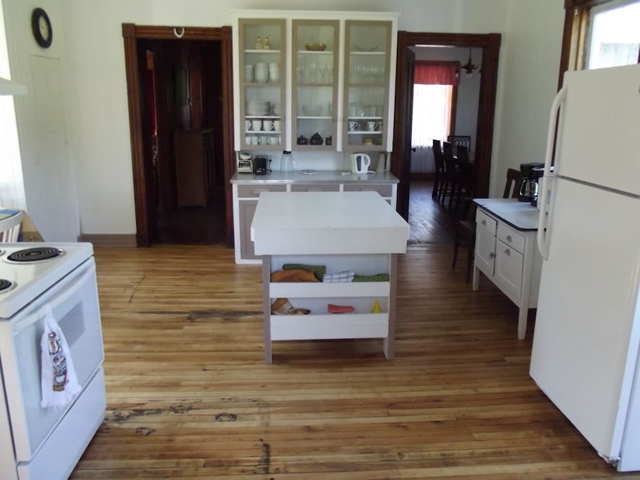 The kitchen / La cuisine