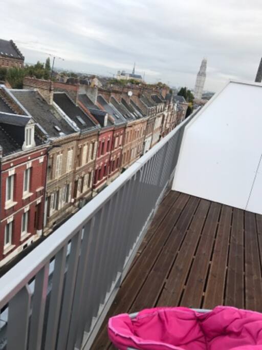 La vue de la terrasse sur la cathédrale et la tour Perret