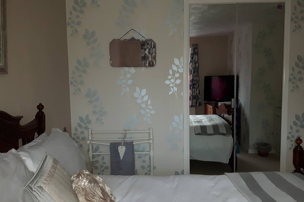 Double wardrobe with mirrored doors