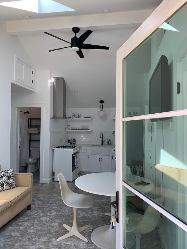 1br Bungalow 10mins To East Beach W/ Private Patio - Santa Barbara, CA
